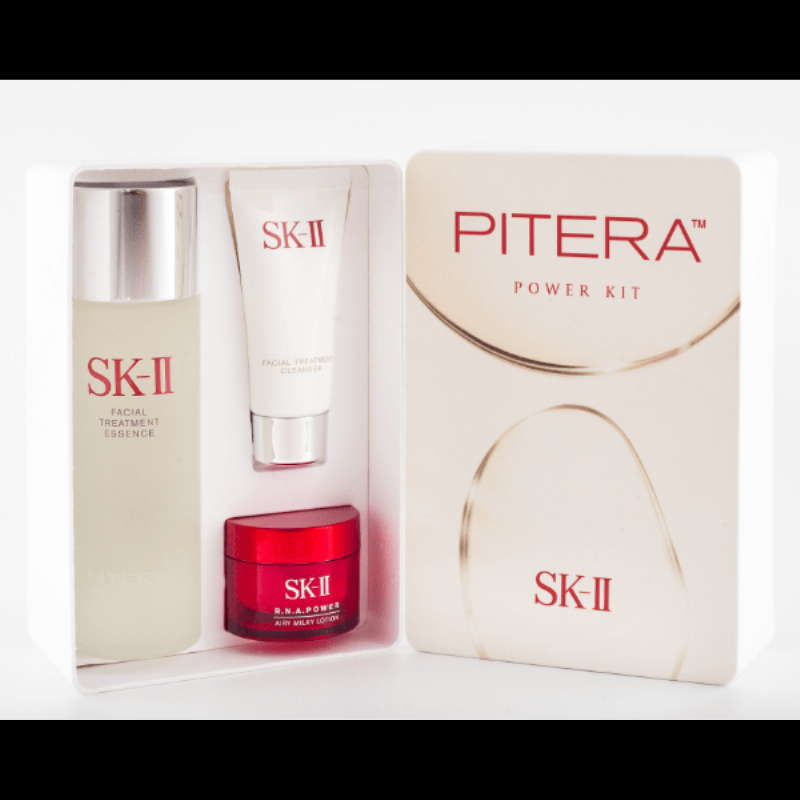 Đàn ông sử dụng sữa rửa mặt SK-II để làm sạch sâu cho làn da khỏe mạnh